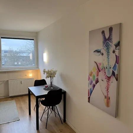 Cozy & Renovated In A Practical Location Apartment *